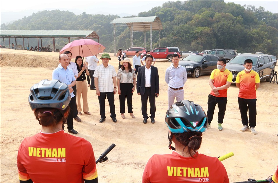 Thứ trưởng Hoàng Đạo Cương đến thăm hỏi, động viên đội tuyển xe đạp địa hình quốc gia đạt thành tích tại SEA Games 31